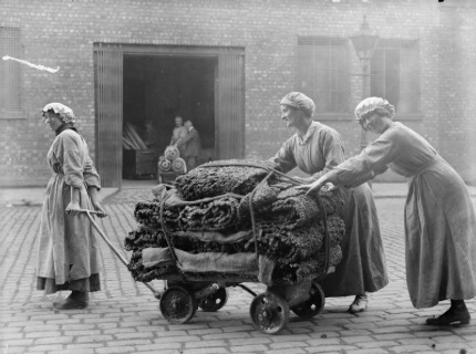 Women factory workers during WWI