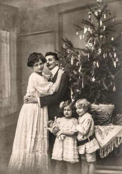 victorian-christmas-family-group.jpg