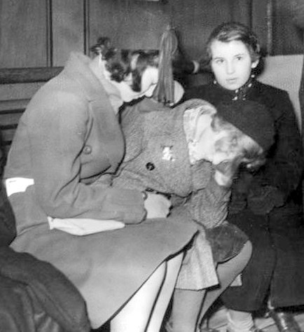 Jewish children arrive in England after the War. Wikipedia Commons.