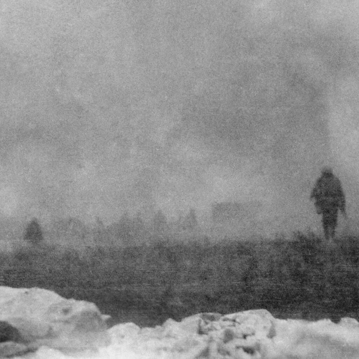 British infantry advancing into a gas cloud during the Battle of Loos. WC PD.