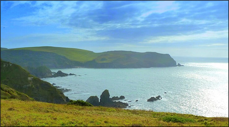 Bolt Tail seen from Hope, with the ‘neck’ clearly visible as a depression in the land. Photo by Jason Ballard on Wikimedia Commons – License CCA 2.0.