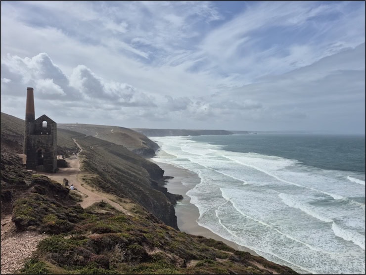 Towanroath engine house looking towards Chapel Porth beach. Photo by Mike Edwardson.